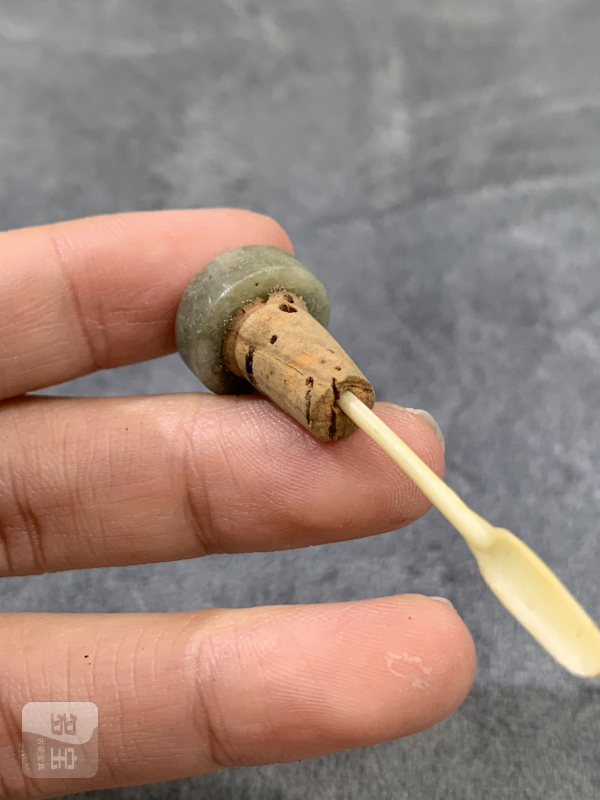 清晚期青花寒江独钓纹鼻烟壶 - 图13